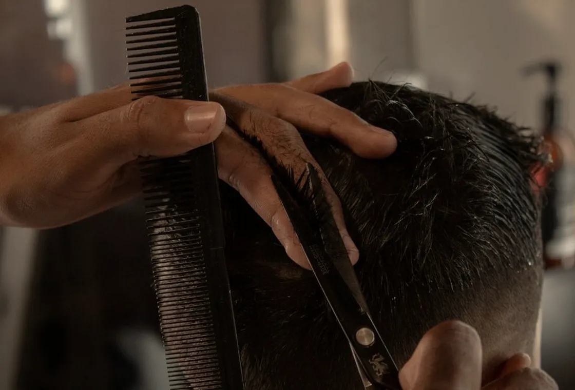 Coupe et finitions au salon Kamani Coiff'